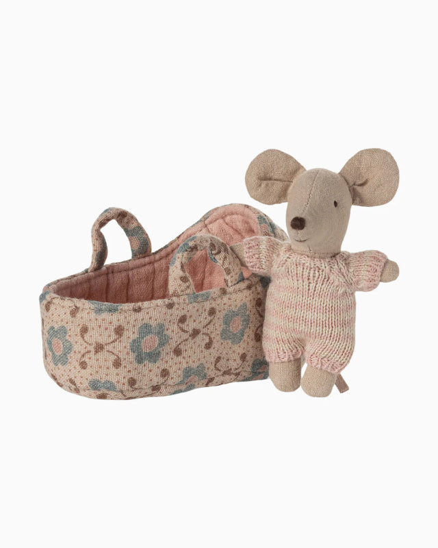 Baby mouse in carry cot - Rose